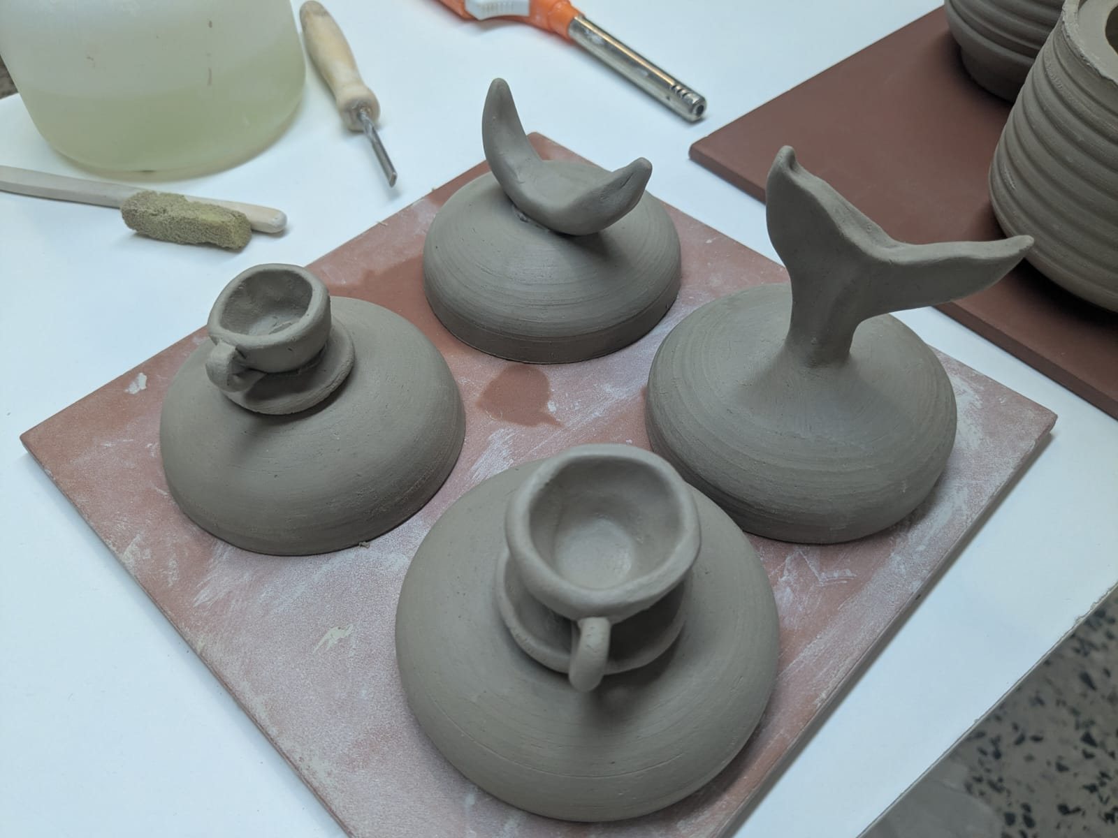 Piezas de barro crudo con forma de cola de ballena