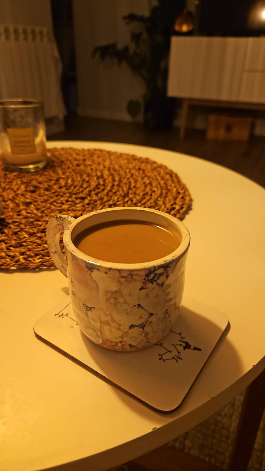 Un café en una taza jaspeada