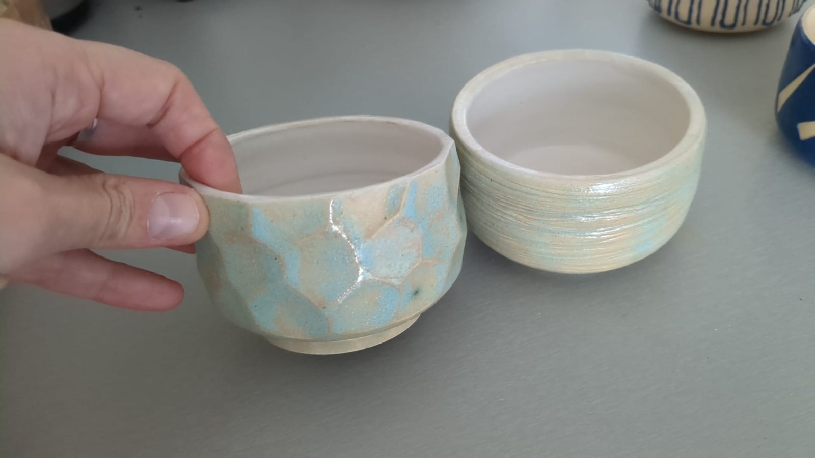 Vasos con esmalte turquesa y textura